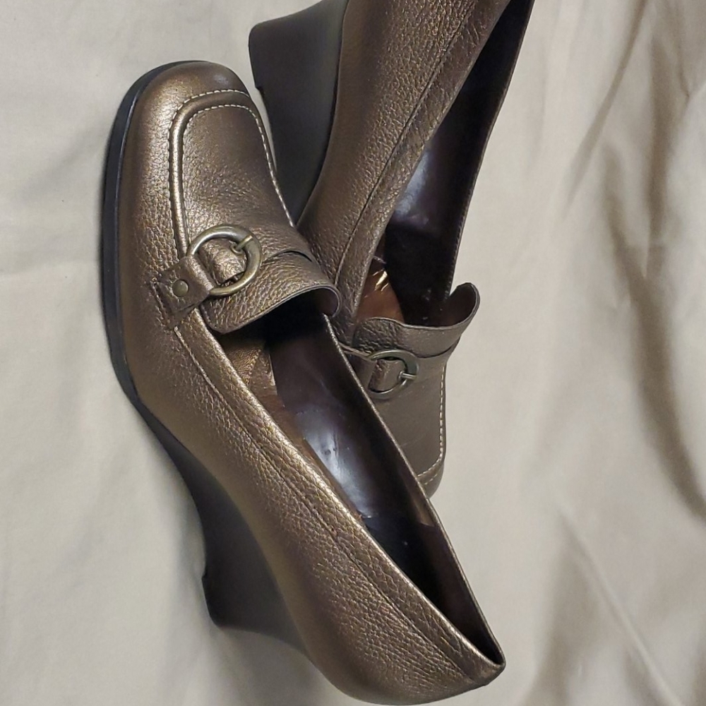 Michelle D Wedges - Picture 5 of 8
